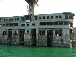 Один из корпусов завода в каспийском море "Дагдизель" (да, технически не форт, но не менее интересное место)