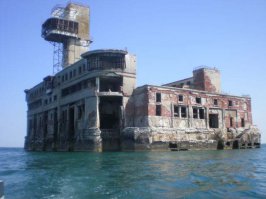 Один из корпусов завода в каспийском море "Дагдизель" (да, технически не форт, но не менее интересное место)