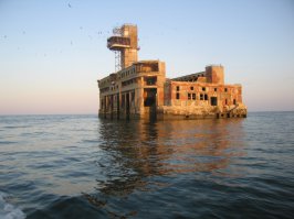 Один из корпусов завода в каспийском море "Дагдизель" (да, технически не форт, но не менее интересное место)