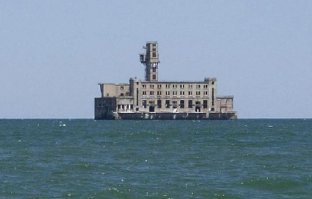Один из корпусов завода в каспийском море "Дагдизель" (да, технически не форт, но не менее интересное место)