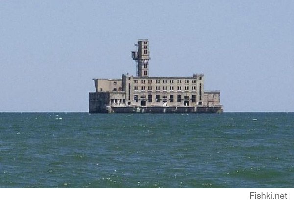 Один из корпусов завода в каспийском море "Дагдизель" (да, технически не форт, но не менее интересное место)