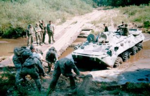 При должном уровне армейского <span style='color:gray'>[мат]</span>, ухерачить можно и БТР. А учить мат. часть надо: Hammer H1-3 - это гражданская машина для съёма и траха баб в мирное время. То что ты описываешь это - HMMWV - машина для наведения демократии, съёма и траха баб в военное время.