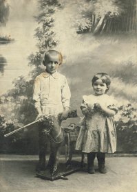 Старший брат моей бабушки. 1899 год. Его дети, примерно 1906 год.
Ниже - мой прадед и прабабушка, начало 1900-х. 
У нас сохранился альбом с фотографиями, так как бабушка во время оккупации закопала его в огороде, обернув клеенкой.