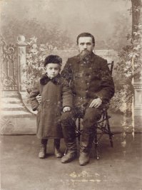 Старший брат моей бабушки. 1899 год. Его дети, примерно 1906 год.
Ниже - мой прадед и прабабушка, начало 1900-х. 
У нас сохранился альбом с фотографиями, так как бабушка во время оккупации закопала его в огороде, обернув клеенкой.