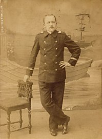 Старший брат моей бабушки. 1899 год. Его дети, примерно 1906 год.
Ниже - мой прадед и прабабушка, начало 1900-х. 
У нас сохранился альбом с фотографиями, так как бабушка во время оккупации закопала его в огороде, обернув клеенкой.