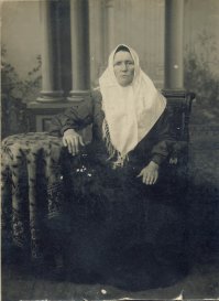 Старший брат моей бабушки. 1899 год. Его дети, примерно 1906 год.
Ниже - мой прадед и прабабушка, начало 1900-х. 
У нас сохранился альбом с фотографиями, так как бабушка во время оккупации закопала его в огороде, обернув клеенкой.