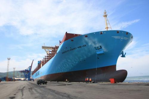 С каких это пор автор фирма Maersk стала фирмой CMA CGM ибо у тебя на скрине CMA CGM Alexander von Humboldt 396 метров длинна и 53 метра ширина. Вот он Maersk:
(Кстати с такими размерами у Маерска было нехило проблем ещё на Емме, в виде того что машинное отделение посередине и слишком длинный вал постоянно гнулся.)