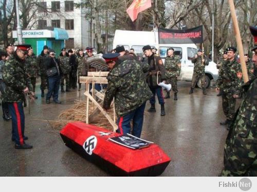 2014-05-30 0100
Рабы войны: замены украинским военнослужащим, воюющим в Новороссии, не будет

Ротация военнослужащих, участвующих в войне на Юго-Востоке, проводиться не будет.

Об этом заявил министр обороны Михаил Коваль, отвечая на вопросы в Верховной Раде в четверг. «Я со всей ответственностью должен сказать, что эта ротация осуществлена не будет. Мы вывели все силы и средства, мы прикрыли все государственные границы. Мы готовы к выполнению задачпо назначению. У нас нет ни одного лишнего человека, чтобы выводить и делать ротацию», — сказал он. По мнению министра, в условиях, в которых оказалась Украина, не может быть проведена ротация.

Напомним, что в последнее время на западе и в центре Украины регулярно проходят митинги и пикеты против войны и за возвращение обманутых мобилизованных украинцев, которые по закону должны были вернуться после 45 дней мобилизации.

Дальше: