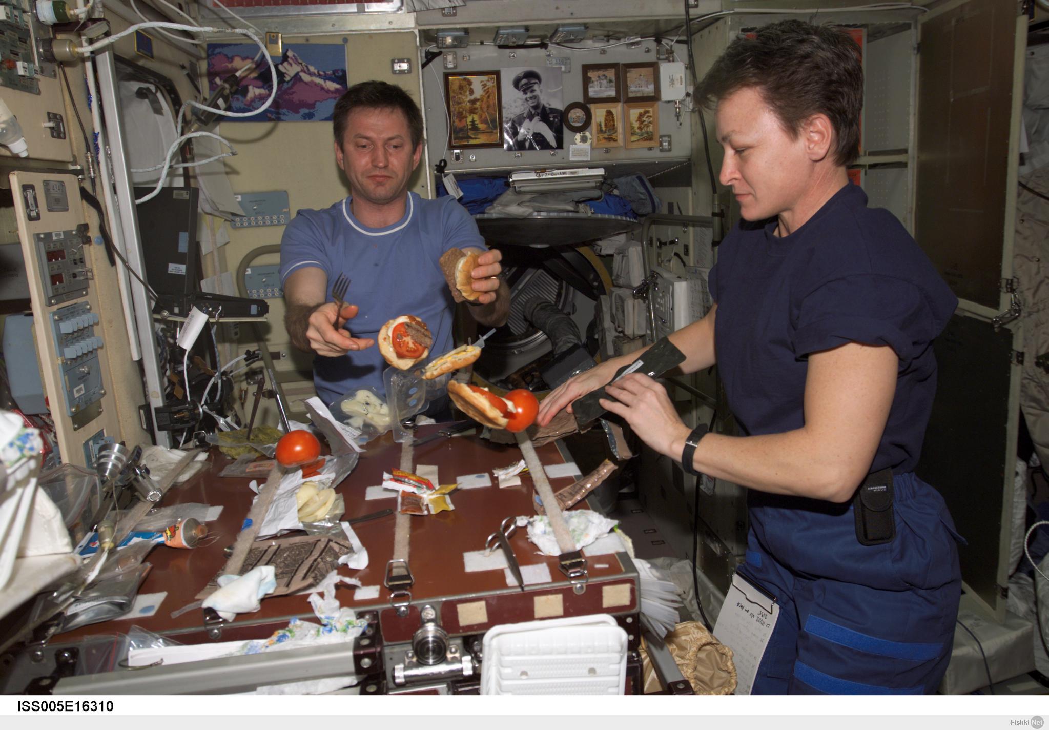 Что можно есть в космосе. Еда Космонавтов в космосе. Питание Космонавтов в космосе. Космическая станция еда. Что едят космонавты в космосе.