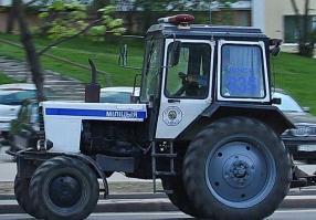 Кстати, про Минск: город впечатлил:
1. Чисто, как в Москве во время Олимпиады-80 (или Сингапуре современном)
2. Нет никого на улице в субботу (как будто в выходной не принято выходить на улицу)
3. Милиция на тракторе Беларусь
4. Вкусно и дёшево в ресторанах