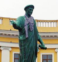 ТАКИ ДА!
ДОЛЯ ПРАВДЫ.
Одессит — приезжему:
— Хорошо, что вы остановились возле этого прекрасного памятника и обратили на него внимание. Это же сам дюк Ришелье, он сделал из нашего города Одессу. За это он имеет лучший в мире памятник себе. Это шедевр в стиле барокко, который воздвигнул знаменитый скульптор Мартос. Полюбуйтесь, как он изваял каждую складочку на одежде, каждый пальчик на руках... Извините, с какого города вы сами будете? Что? С Петербурга?.. Так у вас же там такого же барахла навалом!﻿