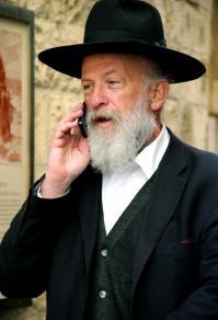 - Алло, Яша! Я, таки, имею желание знать, где ты?
- Соня, золотко! А где ж мне ещё быть, как не на работе?
- Яша! Я звонила на работу, тебя там нет!
- Сонечка! Ну, значит, я уже иду домой...﻿