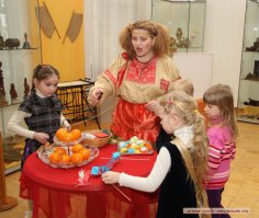 В краеведческом музее с сотрудниками устраивали для детдомовцев, помню, кучу праздников - пасха, масленица, рождество