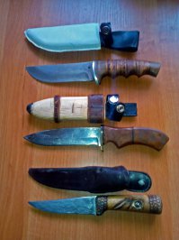 Вот я делал буквально на кухонном столе: себе, старшему сыну и жене - походные клиночки с ножнами (клинки не самоделки). Ножны лёгкие, прочные, не тонут.. Девочке, как большей растеряхе, пришлось сделать посадку глубже и кнопку прямо на рукоять)). Заподлицо, не мешает.
Сорри, снимал на ноготь большого пальца))