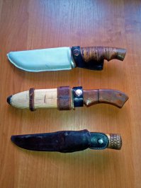 Вот я делал буквально на кухонном столе: себе, старшему сыну и жене - походные клиночки с ножнами (клинки не самоделки). Ножны лёгкие, прочные, не тонут.. Девочке, как большей растеряхе, пришлось сделать посадку глубже и кнопку прямо на рукоять)). Заподлицо, не мешает.
Сорри, снимал на ноготь большого пальца))