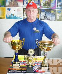 Первый советский химик! Самое начало экспериментов с метаном! Такие веса просто так не даются, да и сам он в интервью говорил о многочисленных операциях! Вообще молодец Юрий Петрович! Есть у нас в Липецке такой Юрий Павлович Чепец, довелось мне с ним пообщаться на тренировках! ОЧЕНЬ СУРОВЫЙ ПОДХОД К ТРЕНИНГУ!!!