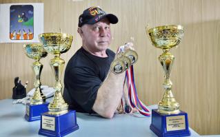 Первый советский химик! Самое начало экспериментов с метаном! Такие веса просто так не даются, да и сам он в интервью говорил о многочисленных операциях! Вообще молодец Юрий Петрович! Есть у нас в Липецке такой Юрий Павлович Чепец, довелось мне с ним пообщаться на тренировках! ОЧЕНЬ СУРОВЫЙ ПОДХОД К ТРЕНИНГУ!!!