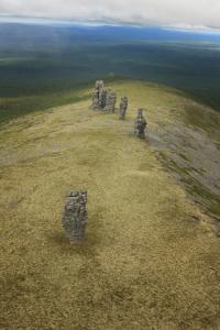 Один столб, высотой 34 метра, стоит несколько в стороне от других; он напоминает огромную бутылку, перевёрнутую вверх дном. Шесть других выстроились в ряд у края обрыва. Столбы имеют причудливые очертания и в зависимости от места осмотра напоминают то фигуру огромного человека, то голову лошади или барана. В прошлые времена манси обожествляли грандиозные каменные изваяния, поклонялись им, но подниматься на Маньпупунёр было величайшим грехом.
