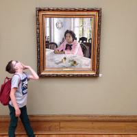 20 неловких фотографий в музеях