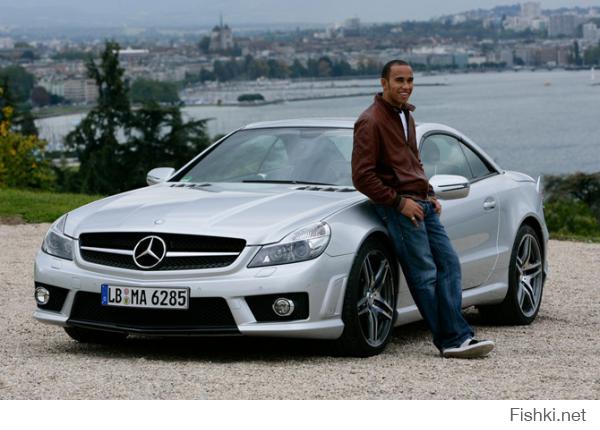 превратили Mercedes C63 AMG 2009 года в подобие гоночного болида F1 Mercedes W05. 
Mercedes AMG F1 W05

C63

Найдите хоть 1 сходство?
Льюис Хэмилтон и Нико Росберг точно позавидуют! А то, просто ссуться от зависти.
SL65 AMG

McLaren MP4-12C 

и другие