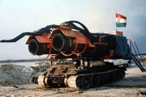 А как же вундервафля на базе Т-34 Big Wind?

Но нечто гораздо более массивное и эффективное соорудили венгерские инженеры по заказу США. Для тушения пожаров на нефтяных месторождениях Ирака была разработана действительно уникальная машина. Советский танк Т-34 оснастили сразу двумя водомётами из реактивных двигателей МиГ-29. За одну секунду такая машина способна вылить на пламя более 830 литров воды, а за минуту – более 30 тонн. В движение машина приводится 40-литровым дизельным V12 мощностью 580 лошадиных сил, а весит пожарный Т-34 около 42 тонн. Максимальная скорость была искусственно ограничена до пяти километров в час. Приблизительная цена одной пожарной машины на базе Т-34 (с учётом стоимости тренировки экипажа и дополнительного оборудования вроде специальных защитных костюмов) составила около трёх миллионов долларов. Разработка активно применялась во время войны в Персидском заливе и помогла избежать многих глобальных финансовых и экологических потерь.