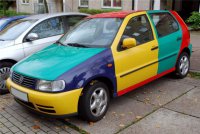Менять цвета кнопкой, конечно нельзя, но разноцветная идея была уже у VW в 90х. VW Polo в версии "Harlekin".