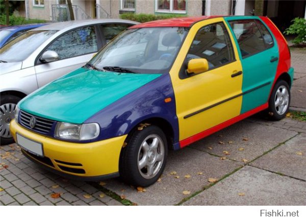 Менять цвета кнопкой, конечно нельзя, но разноцветная идея была уже у VW в 90х. VW Polo в версии "Harlekin".
