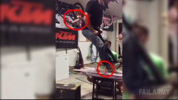 заметили что в чувака кто то кинул резиновым членом  при этом на столе еще один стоял - на который он чуть не сел ))) 0:50 сек