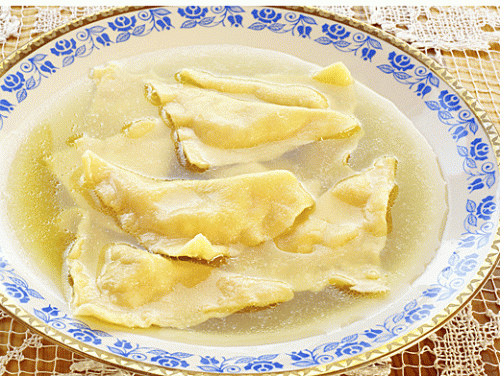 Креплах - пельмени с начинкой из мяса, картофельного пюре или другого наполнителя. Как правило, подается к столу в курином супе. Тесто традиционно делается из муки, воды и яиц, замешивают и раскатывают тонким слоем.