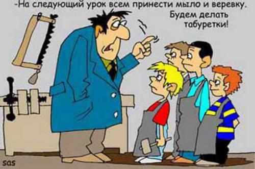 Учительница объясняет школьнице задание