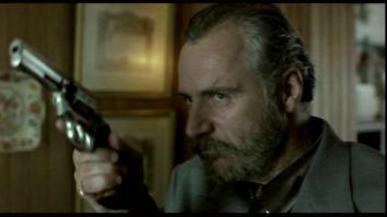 — Русские. Русские! Мне следовало было бы догадаться. Шлюхи казацкие, антисемиты проклятые. Что ты знаешь про этого гоя?
— Бывший сотрудник КГБ, прошел спец обучение на тайного агента, его будет невозможно найти.
(звонит телефон)
— Да
— Тут какой-то странный человек хочет продать нам бриллиант на 84 карата.
— Откуда он?
— Не знаю, трудно сказать. У него тяжелый русский акцент.