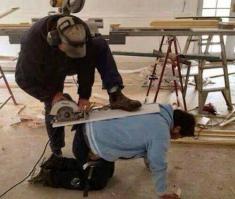 Тут пила не крутится и стружек нет...