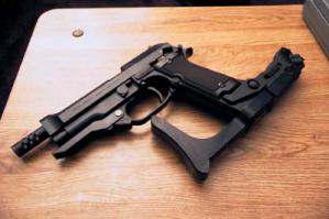 Есть и современные интересные образцы.
К примеру Беретта 93R с доп.рукояткой и складным прикладом: