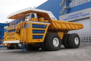 самый большой самосвал в мире это Белаз 75710. Может взять на борт 450 тонн, при испытаниях провез более 500 тонн. До него самым большим был Liebherr (модель не помню) тот чуть более 360 тонн грузоподъемность.