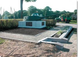 Вот ещё нашел. Как раз башня от танка на постаменте, на постамент поставили уже позже, изначально она была прямо на захоронении. Башня очень похожа.

"Захоронение находится вблизи перекрестка, у въезда в Дирвоненай(ШЯУЛЯЙСКИЙ РАЙОН). Здесь погибли 11 танкистов. Фамилии всех погибших известны. На братской могиле, на массивном бетонном основании установлена башня советского танка. Захоронение отреставрировано в 2005 году."