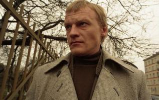 Мне этот Евгений Логинов реально напомнил актёра Алексея Серебрякова в его кинообразах))