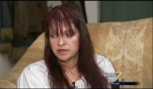 Ну гребаный стыд, ну на всю же страну покажут, ну неужели нельзя помыть голову или хотя бы причесаться???? или она только что из оседнего толчка?
второй конечно соболезную, но, е-мае, ну смотри куда садишься - может там насрано?! Да и вообще кроме как в японские в другие общественные туалеты использовать без гигиенических средств нельзя.