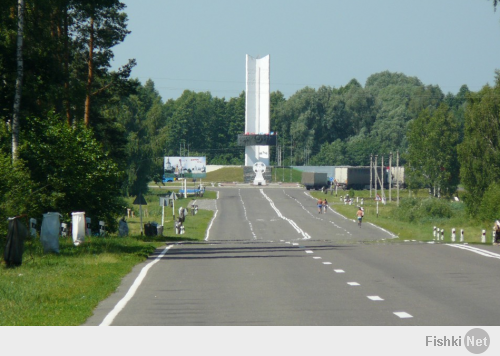 Налево - Украина,направо - Беларусь,за спиной - Россия.
Стела установлена в точке, где сходятся границы...