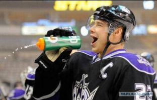 А мужик смотрится хоккеистом.