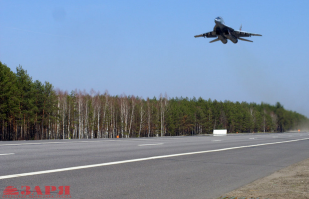 Трасса Минск - Брест. ВПП прямо на трассе.