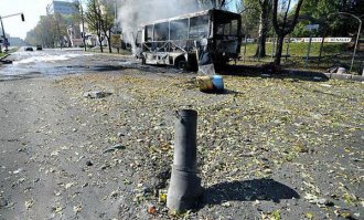 Иногда задняя часть остается в воронке. По направлению следов от осколков тоже можно определить направление обстрела. С какой стороны от воронки в земле следы от осколков, от туда и прилетело.