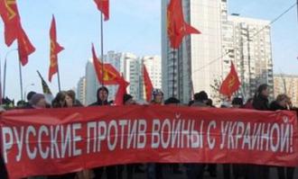 В московских районах Люблино и Щукино националисты во время формирования колонны для шествия Русского марша скандировали: "Слава Украине! Героям Слава!"

На Русском марше часть националистов выступают против войны с Украиной, которую называют братоубийственной. Как оказалось не все русские националисты знакомы с лозунгом "Слава Украине! Героям Слава!", поэтому их обучали ему прямо на месте.