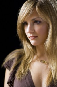 А мне одному кажется, что она похожа на актрису Рэйчел Ли Кук (Rachael Leigh Cook)?