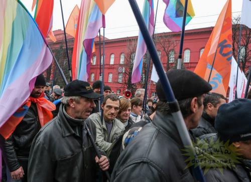 нет не хочу в Европу. Там страшно- кругом геи. Вдруг нападут. А вообще-то Я Родину люблю.