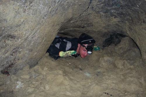 выход из "шкуродёра" в пещерах южного Урала в Башкирии