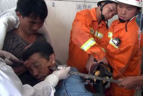 На этого китайца на стройке упал лом, пробив его голову насквозь. Лом вытащили. Башка зажила. Китаец жив и здоров!