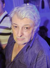 Добрынин щас выступает с ансамблем, 90% песен поют за него другие, он уже слишком стар