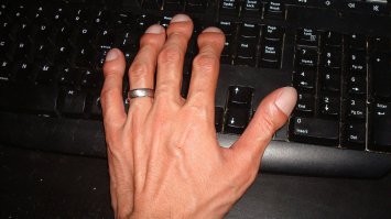 меня мучает один вопрос.... Как?! Как он надел кольцо с такими то пальцами?)))