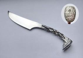 Кстати, перековыванием "подручных материалов" увлекается украинский мастер Дмитрий Шевченко. Гораздо приятнее было бы увидеть здесь и его работы...