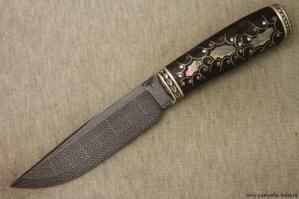 Знаю кучу мастеров в России и на Украине, которые из подшипников, цепей от бензопил и прочего делают ножи отнюдь не хуже.
А учитывая, что представленные на фото ножи, ИМХО, не практичны из-за формы и не обладают эстетическими характеристиками "полочников", минусую.
Мне кажется, что эти железки "даже рядом не валялись" с изделиями Виктора Кузнецова, Леонида и Марии Архангельских, Игоря Пампухи, братьев Сандер, мастеров Северной Короны и Златоуста, а так же других уважаемых кузнецов.